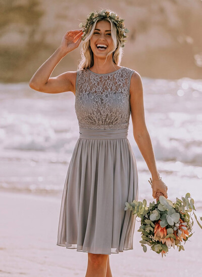 A-Line/Princess Scoop Neck Knee-Length Chiffon Bridesmaid Dress With Lace