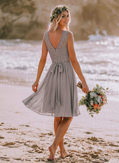 A-Line/Princess Scoop Neck Knee-Length Chiffon Bridesmaid Dress With Lace
