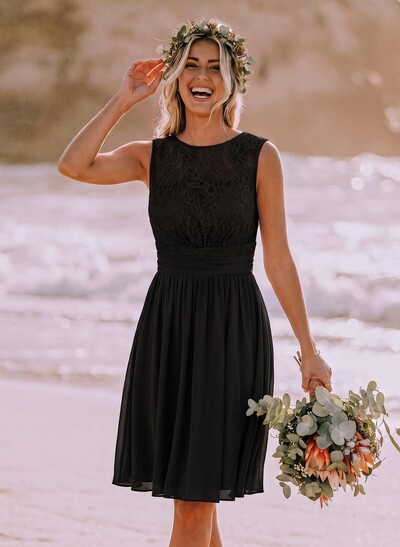 A-Line/Princess Scoop Neck Knee-Length Chiffon Bridesmaid Dress With Lace