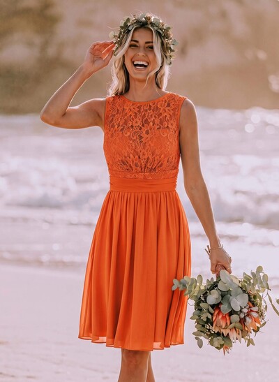 A-Line/Princess Scoop Neck Knee-Length Chiffon Bridesmaid Dress With Lace