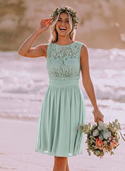 A-Line/Princess Scoop Neck Knee-Length Chiffon Bridesmaid Dress With Lace