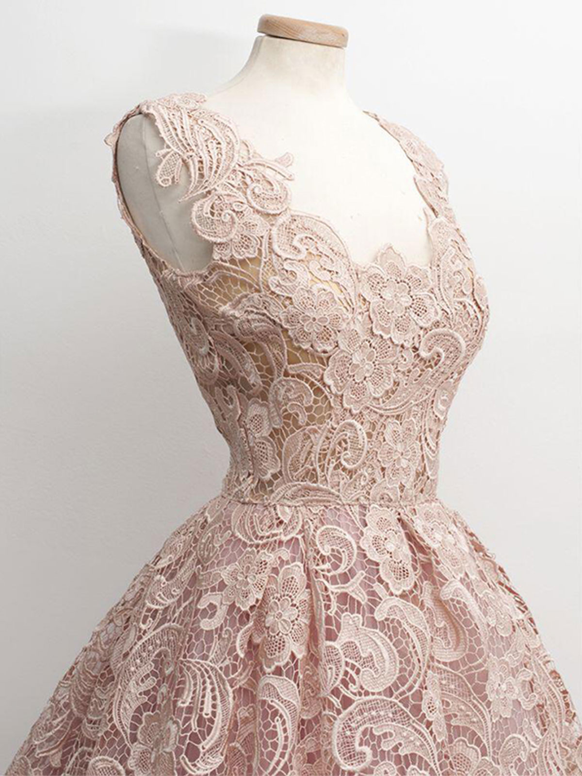 A-Line V-Neck Knee-Length Lace Cocktail Dresses