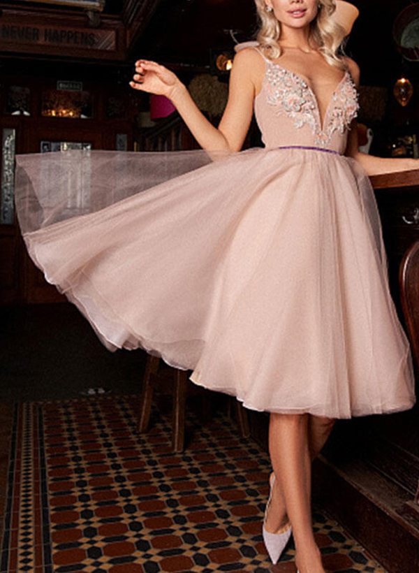 A-Line V-Neck Knee-Length Tulle Cocktail Dresses With Appliques Lace