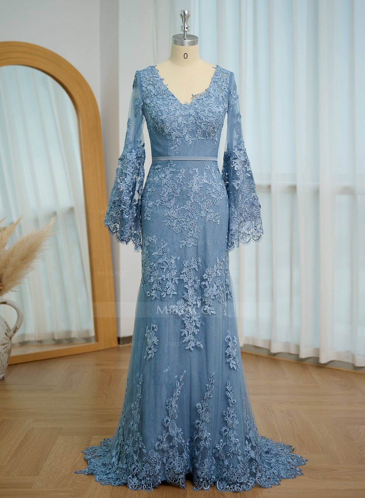 Trumpet/Mermaid V-Neck Tulle Long Sleeves Sweep Train Evening Dresses With Appliques Lace