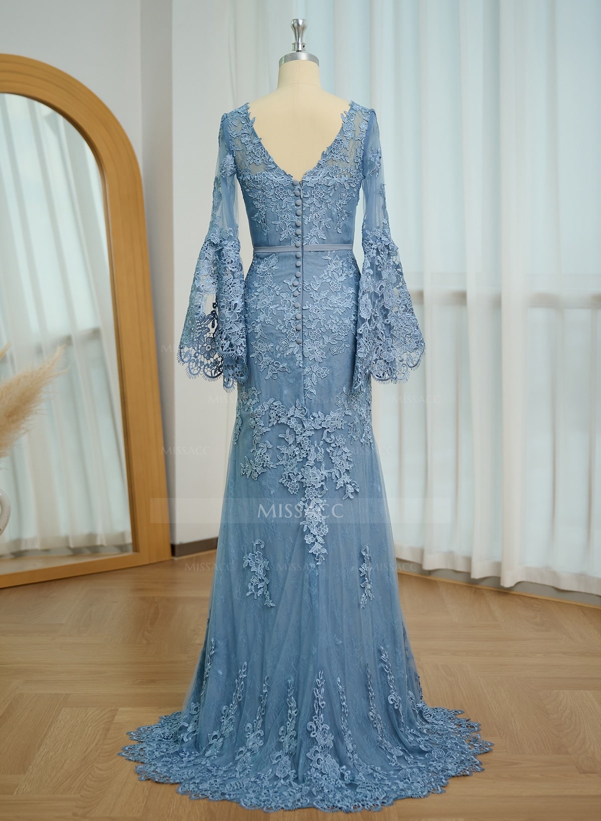 Trumpet/Mermaid V-Neck Tulle Long Sleeves Sweep Train Evening Dresses With Appliques Lace