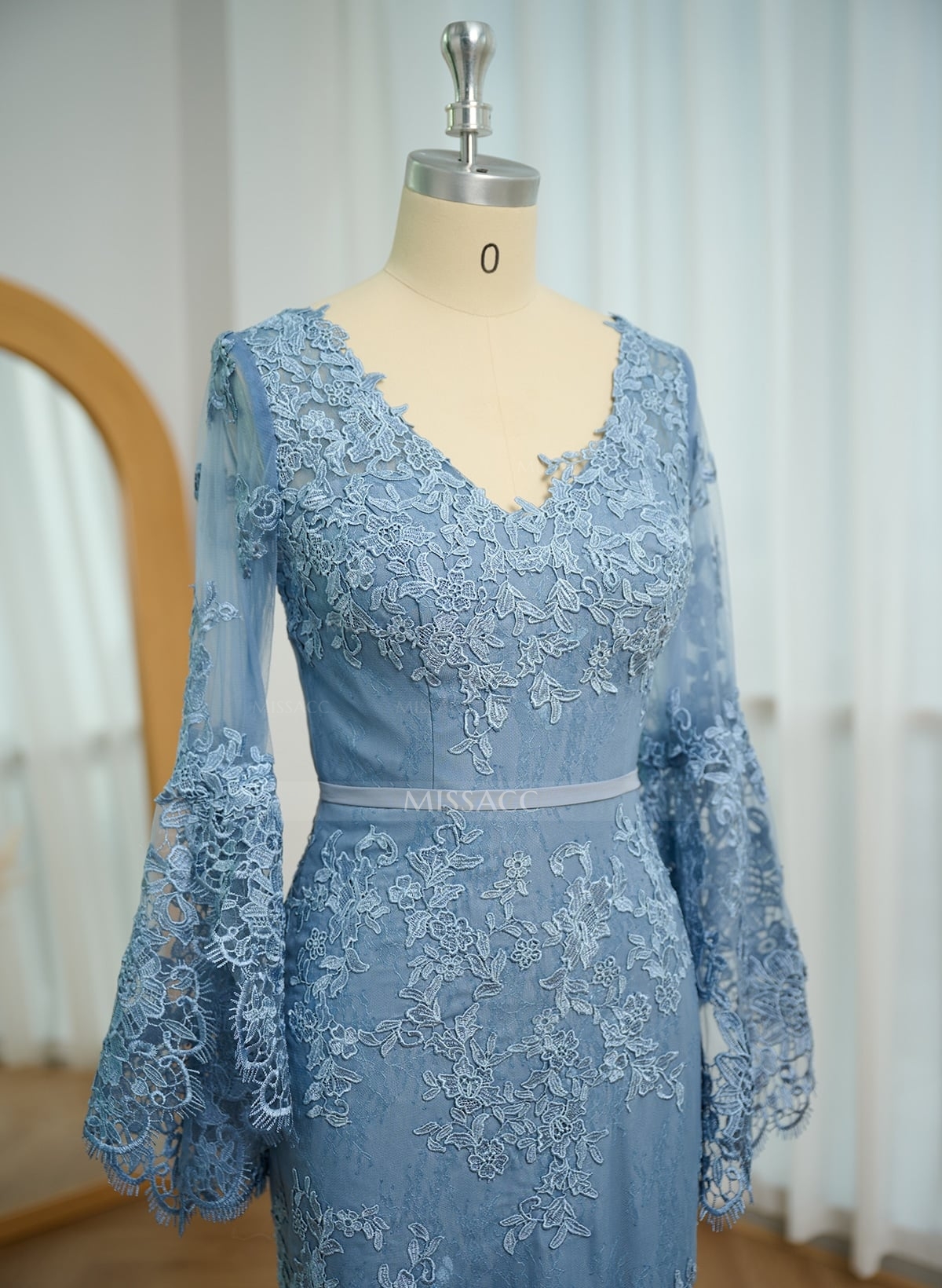 Trumpet/Mermaid V-Neck Tulle Long Sleeves Sweep Train Evening Dresses With Appliques Lace