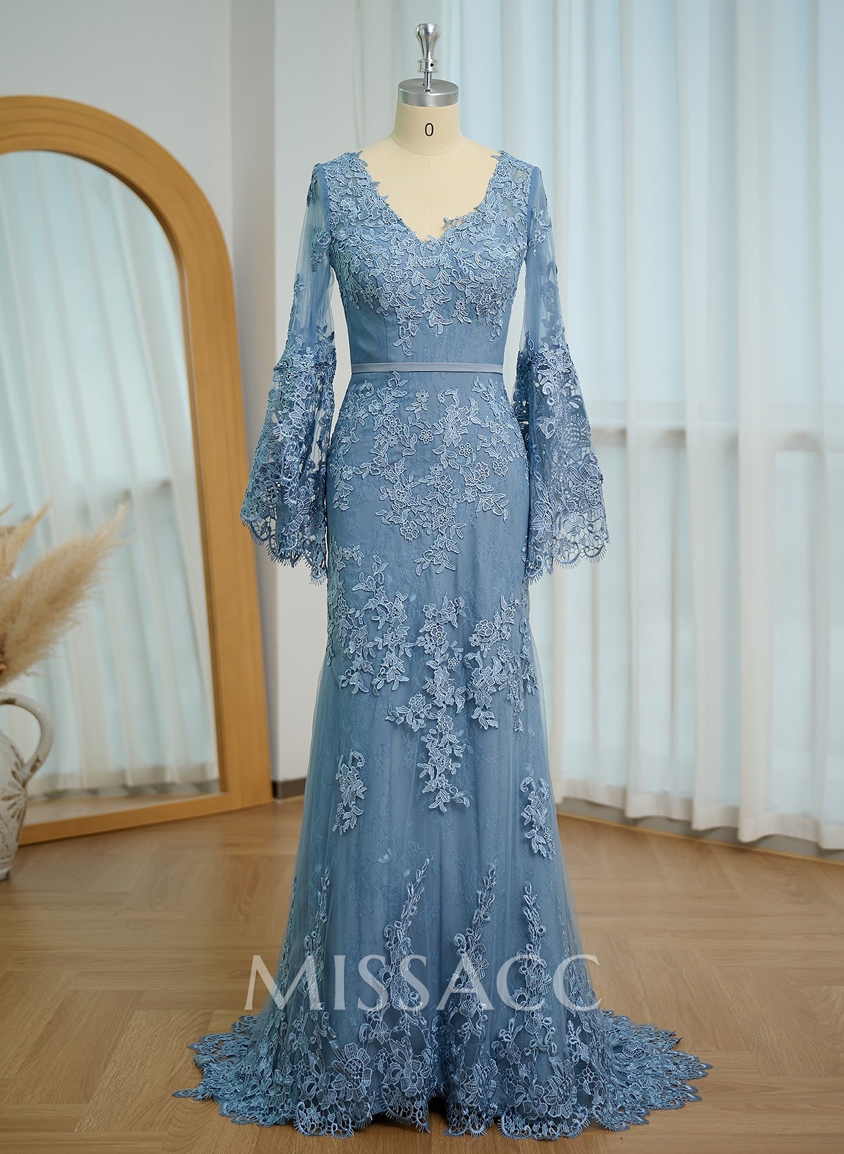 Trumpet/Mermaid V-Neck Tulle Long Sleeves Sweep Train Evening Dresses With Appliques Lace