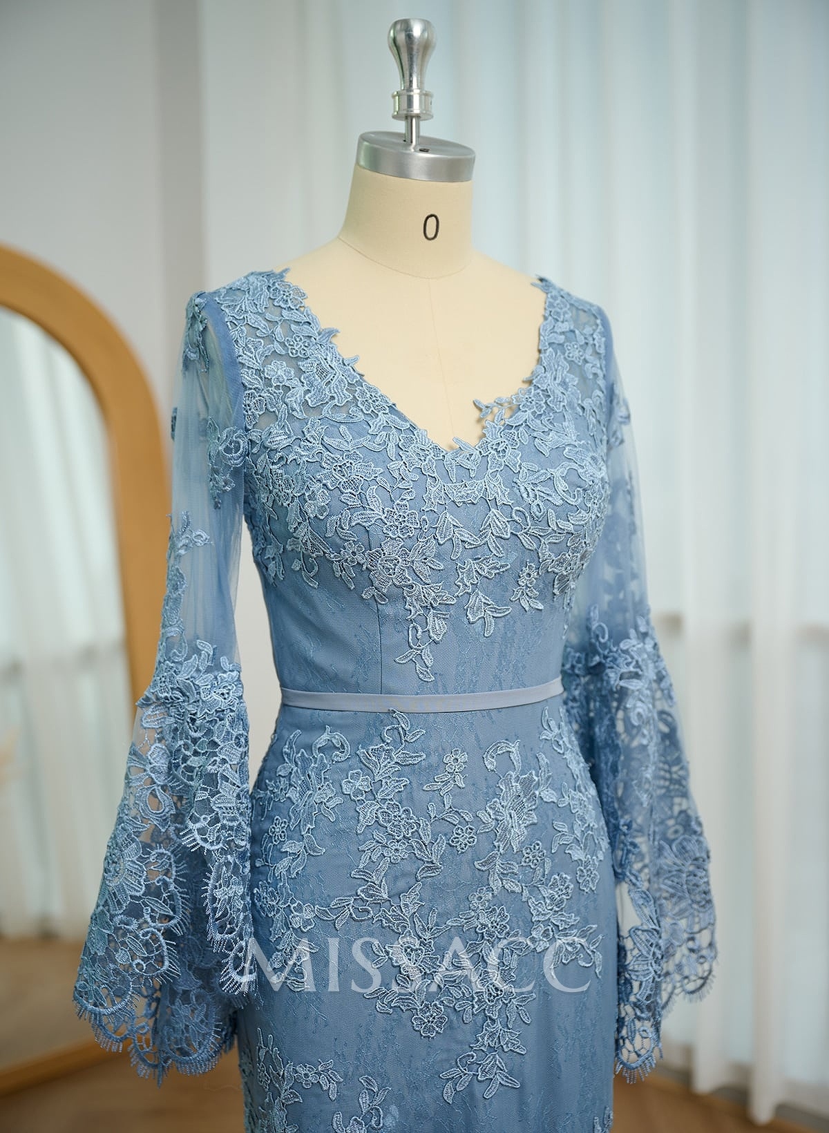 Trumpet/Mermaid V-Neck Tulle Long Sleeves Sweep Train Evening Dresses With Appliques Lace