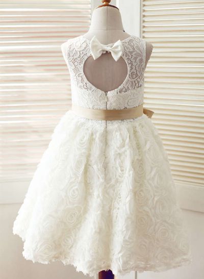 A-line/Princess Scoop Neck Knee-Length Lace Flower Girl Dress With Bow(s) Sash