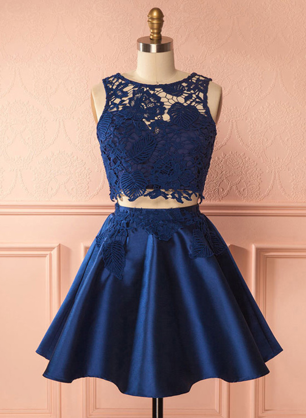 A-Line/Princess Scoop Neck Satin Short/Mini Homecoming Dress With Appliques Lace