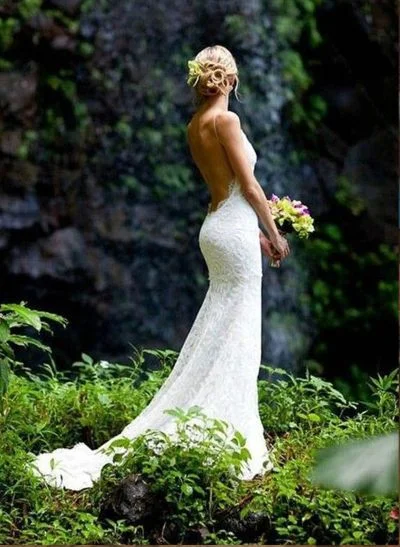 Trumpet/Mermaid V-Neck Court Train Wedding Dresses With Lace