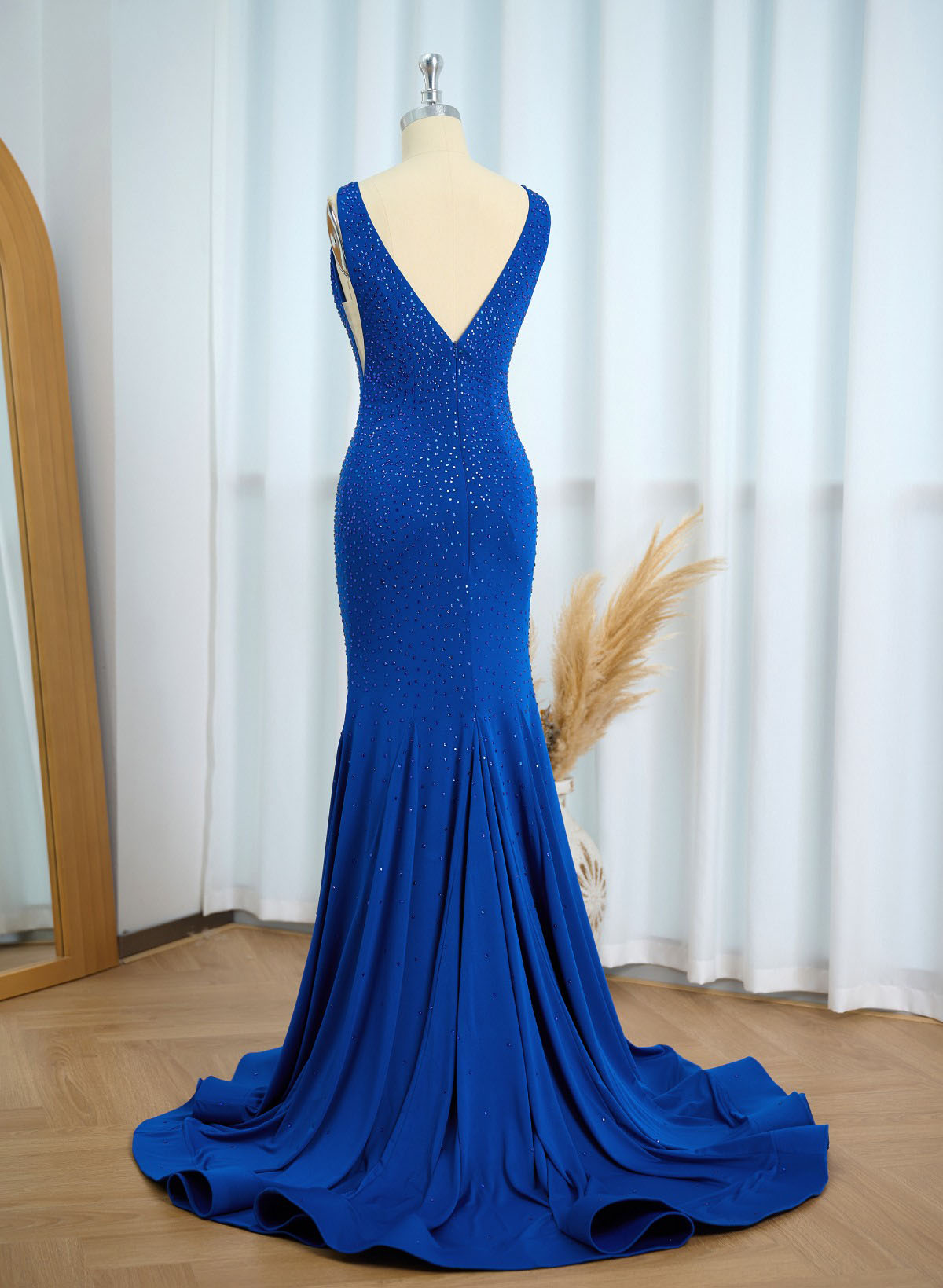 Trumpet/Mermaid V-Neck Sleeveless Sequined Sweep Train Prom Dress With Sequins