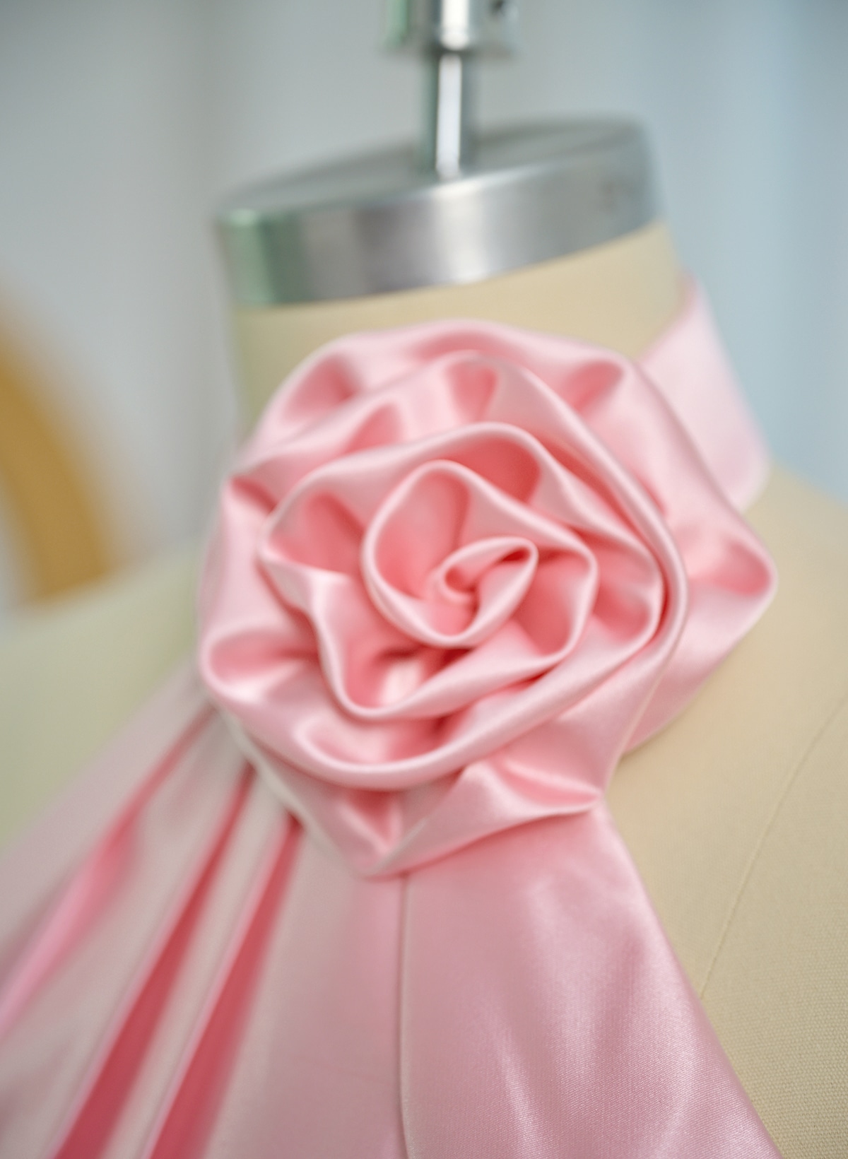 Trumpet/Mermaid Halter Sleeveless Silk Like Satin Prom Dresses With Flower(s)