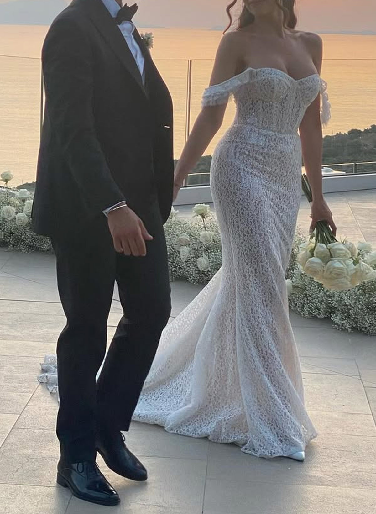 Trumpet/Mermaid Off-The-Shoulder Lace Wedding Party Dresses With Ruffle