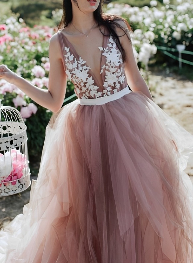Ball-Gown V-neck Sleeveless Tulle Court Train Prom Dress/Evening Dress/Wedding Dress With Appliques Lace
