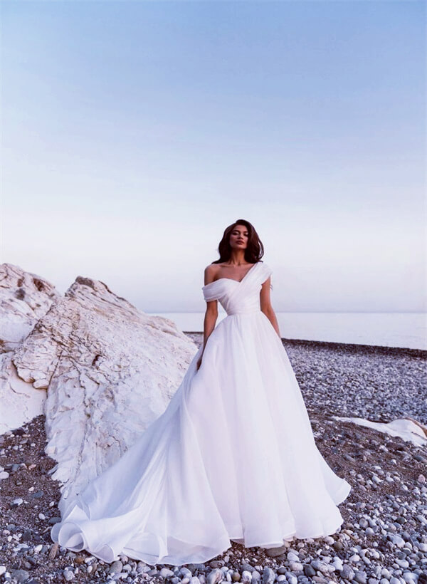 Beach Ball-Gown One-Shoulder Wedding Dress With Sleeveless Organza Sweep Train