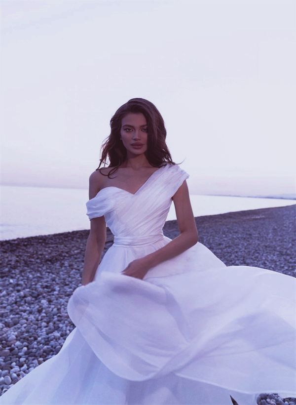 Beach Ball-Gown One-Shoulder Wedding Dress With Sleeveless Organza Sweep Train