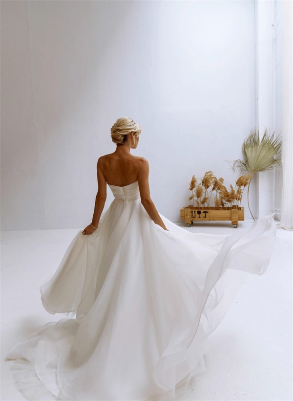 Ball-Gown Sweetheart Sleeveless Organza Sweep Train Wedding Dress