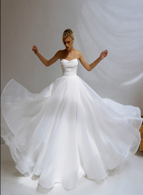 Ball-Gown Sweetheart Sleeveless Organza Sweep Train Wedding Dress