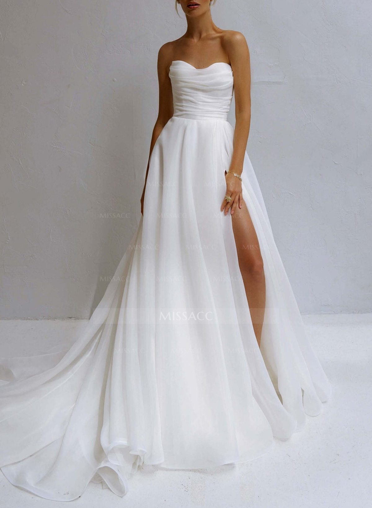Ball-Gown Sweetheart Sleeveless Organza Sweep Train Wedding Dress