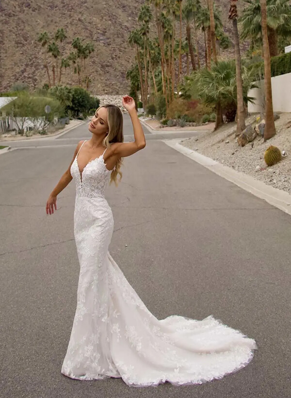 Trumpet/Mermaid V-neck Sleeveless Tulle Lace Sweep Train Wedding Dress With Appliques Lace
