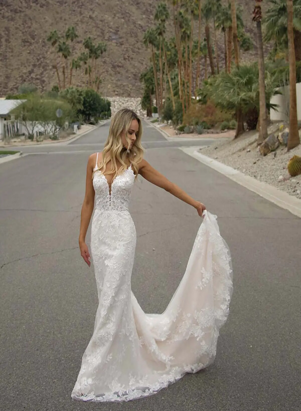 Trumpet/Mermaid V-neck Sleeveless Tulle Lace Sweep Train Wedding Dress With Appliques Lace