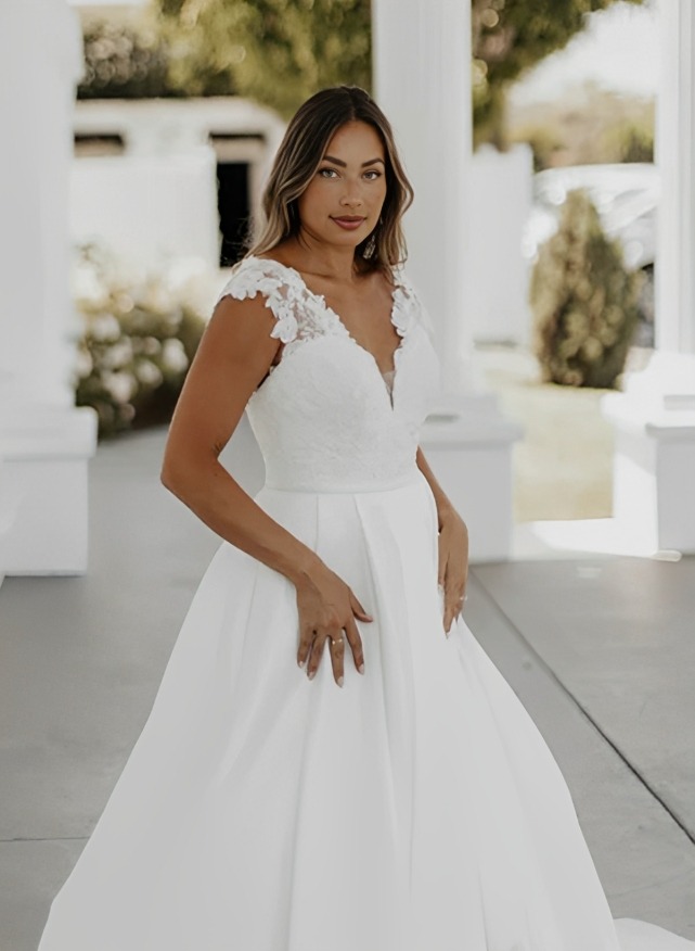 Elegant Lace Ball Gown Wedding Dress