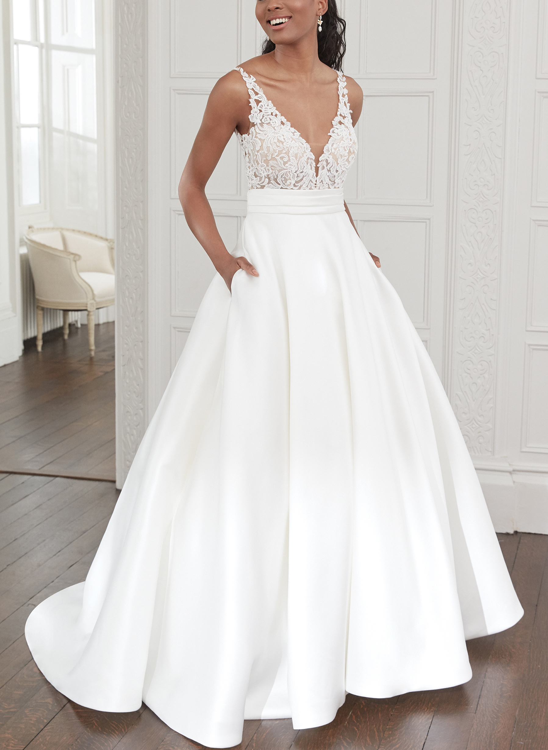 V-Neck Sleeveless Satin Wedding Dresses Bows