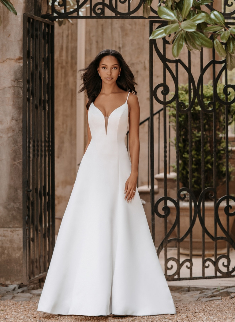 Curve SimpleA-Line Wedding Dresses With V-neck