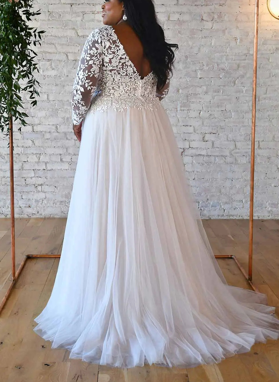 Curve Long Sleeves Romantic Lace Wedding Dresses With Tulle