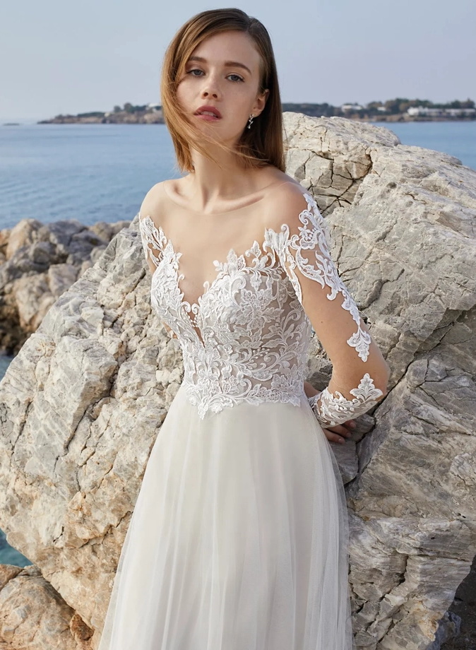 Beach Lace Long Sleeves Wedding Dresses With Illusion Neck
