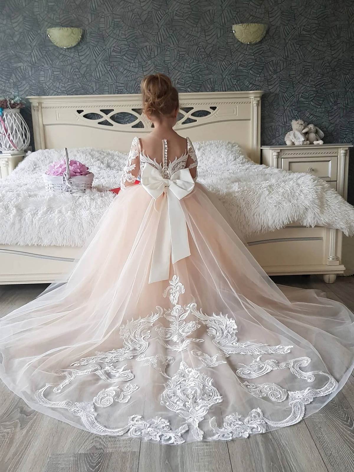 Luxury Bow Accented Ball Gown Princess Tulle Flower Girl Dresses With Lace Applique Luxury Bow Accented Ball Gown Princess Tulle Flower Girl Dresses With Lace Applique