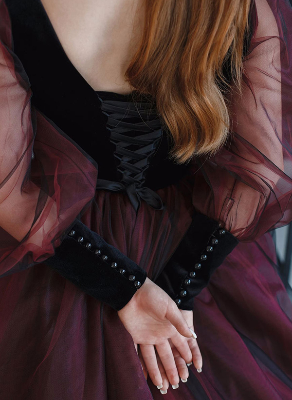 Ball-Gown V-Neck Long Sleeves Vintage Tulle/Velvet Black Red Gothic Wedding Dresses