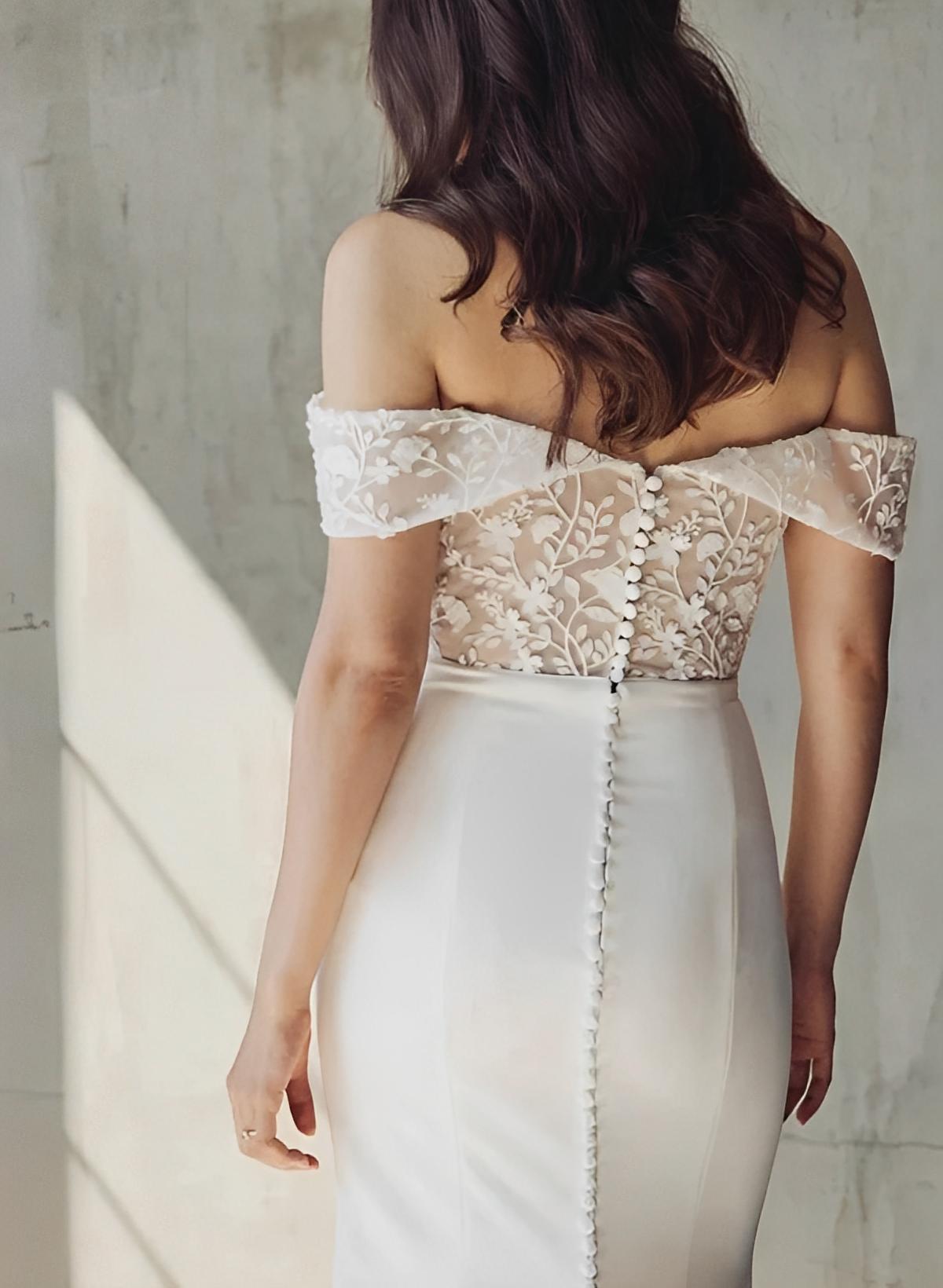 Sheath/Column Sweetheart Elastic Satin Wedding Dresses With Appliques Lace