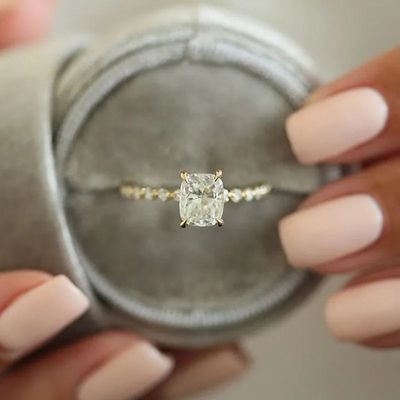 Exquisite Yellow Gold 2.0 Carat Cushion Cut Engagement Ring