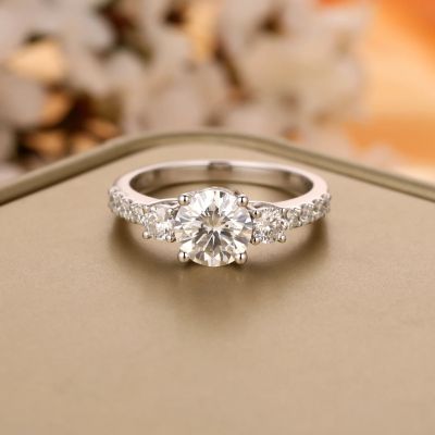 Vintage Round Cut White Gold Engagement Ring For Woman