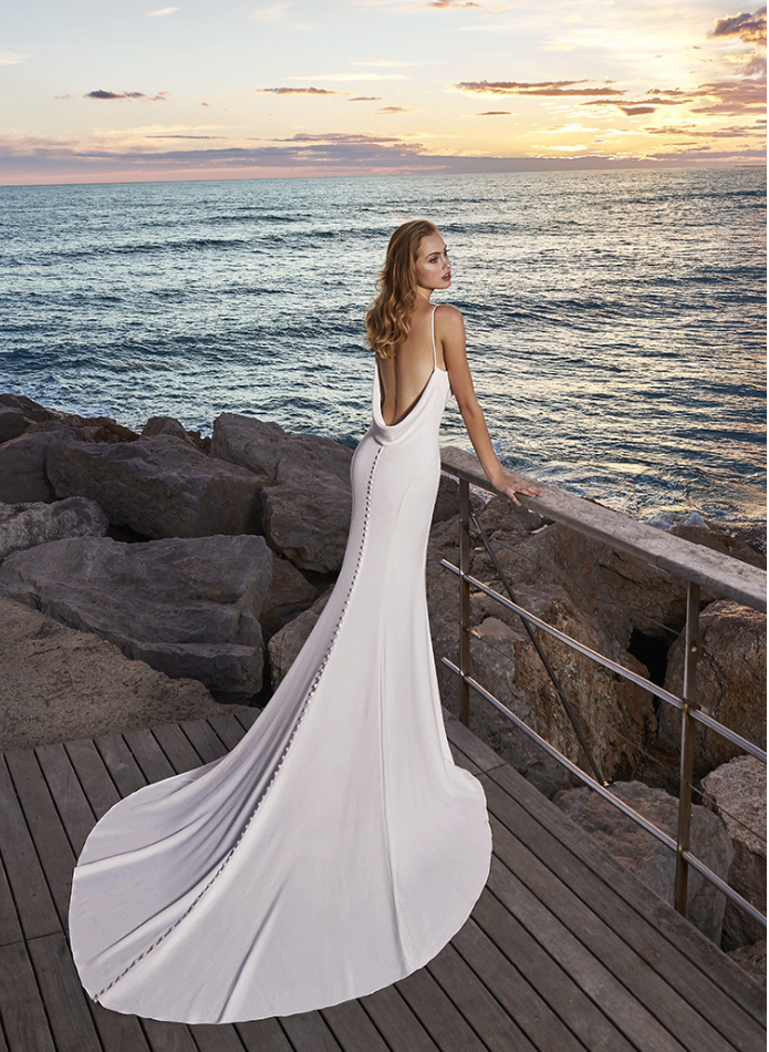 Modern Backless Trumpet/Mermaid Spaghetti Straps Wedding Dresses With Covered Button
