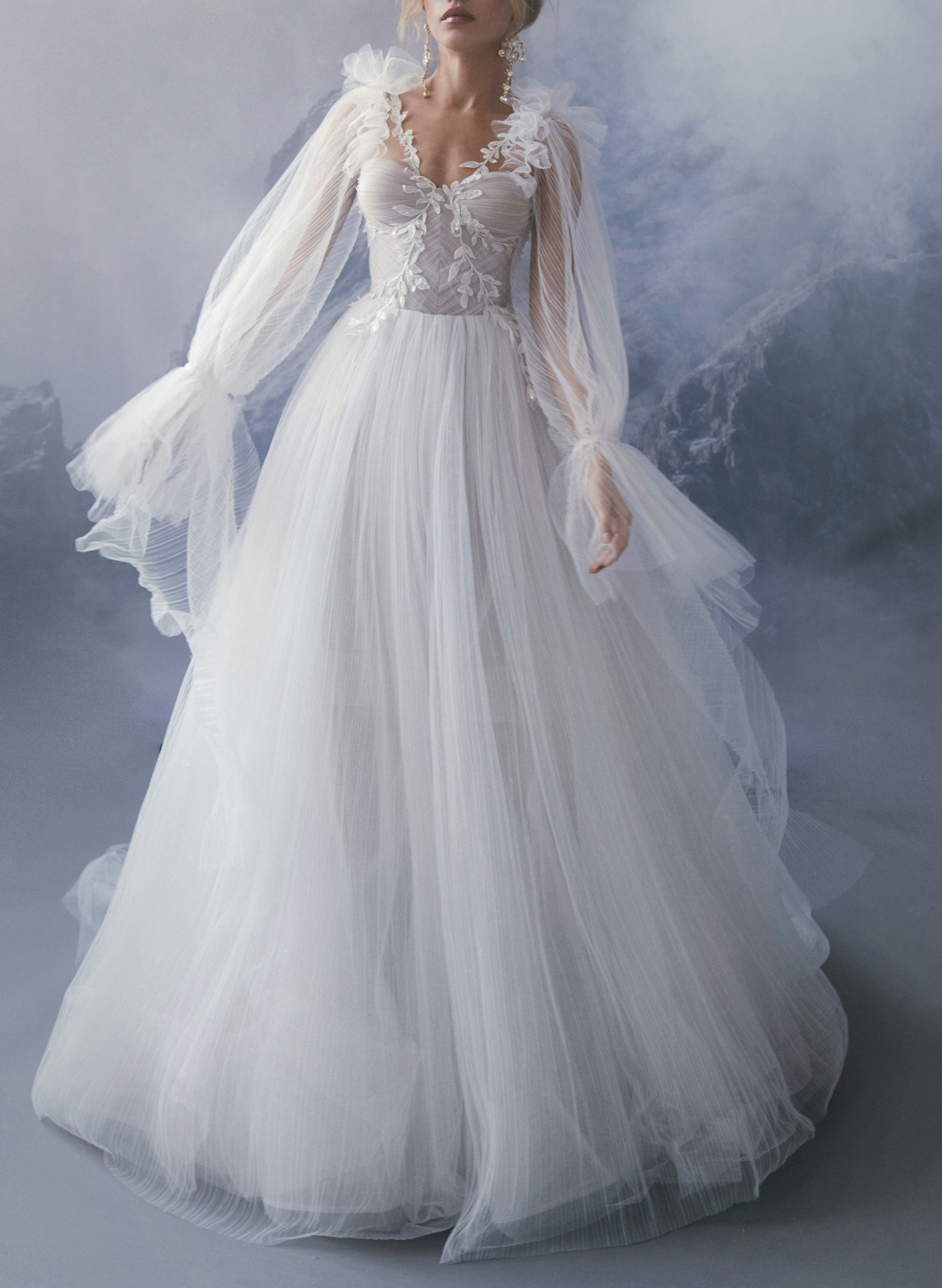 Boho Pleated Tulle Long Sleeves Lace Princess Wedding Dresses With V-Neck