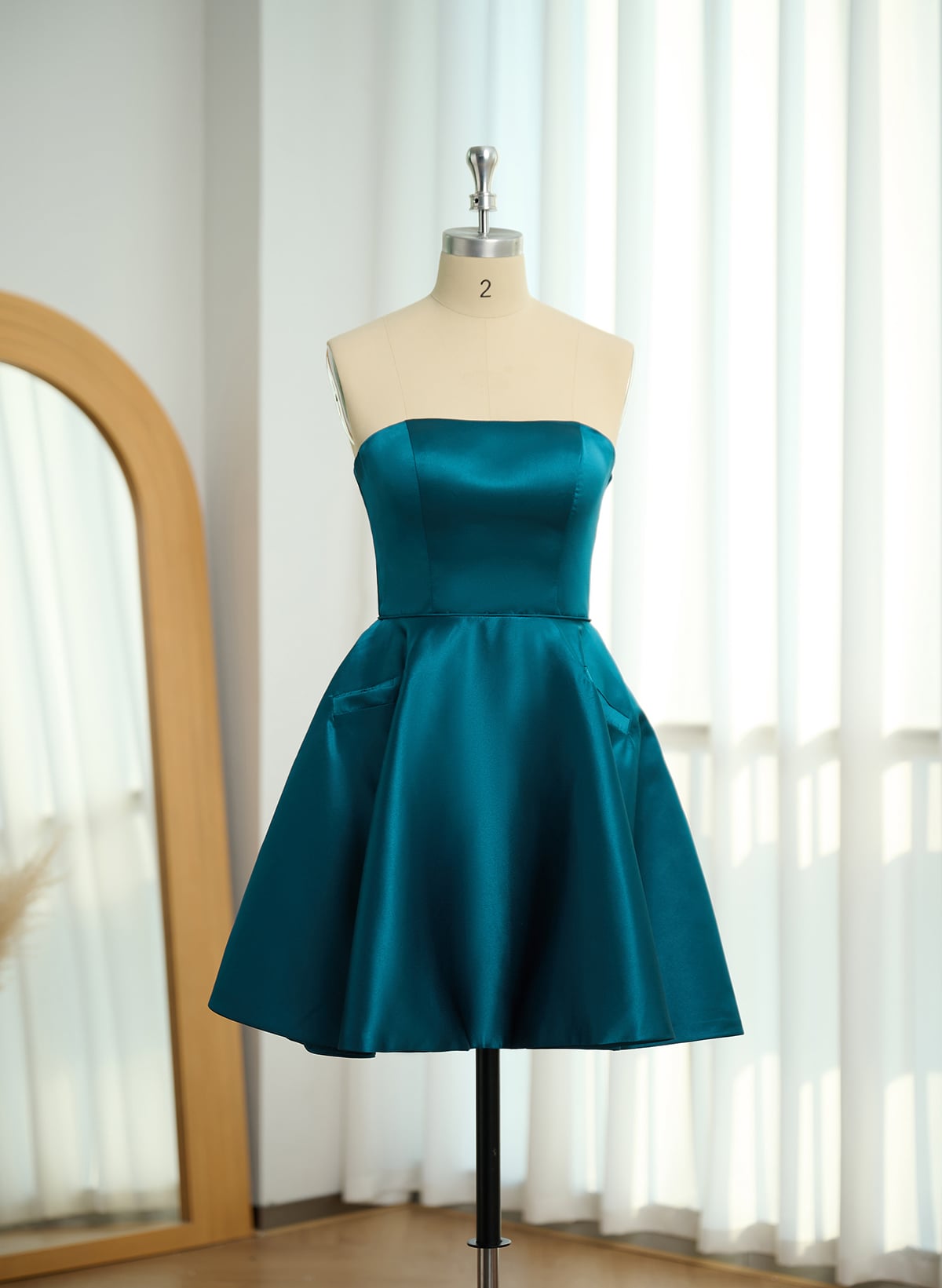 A-Line Strapless Sleeveless Short/Mini Satin Homecoming Dresses With Pockets