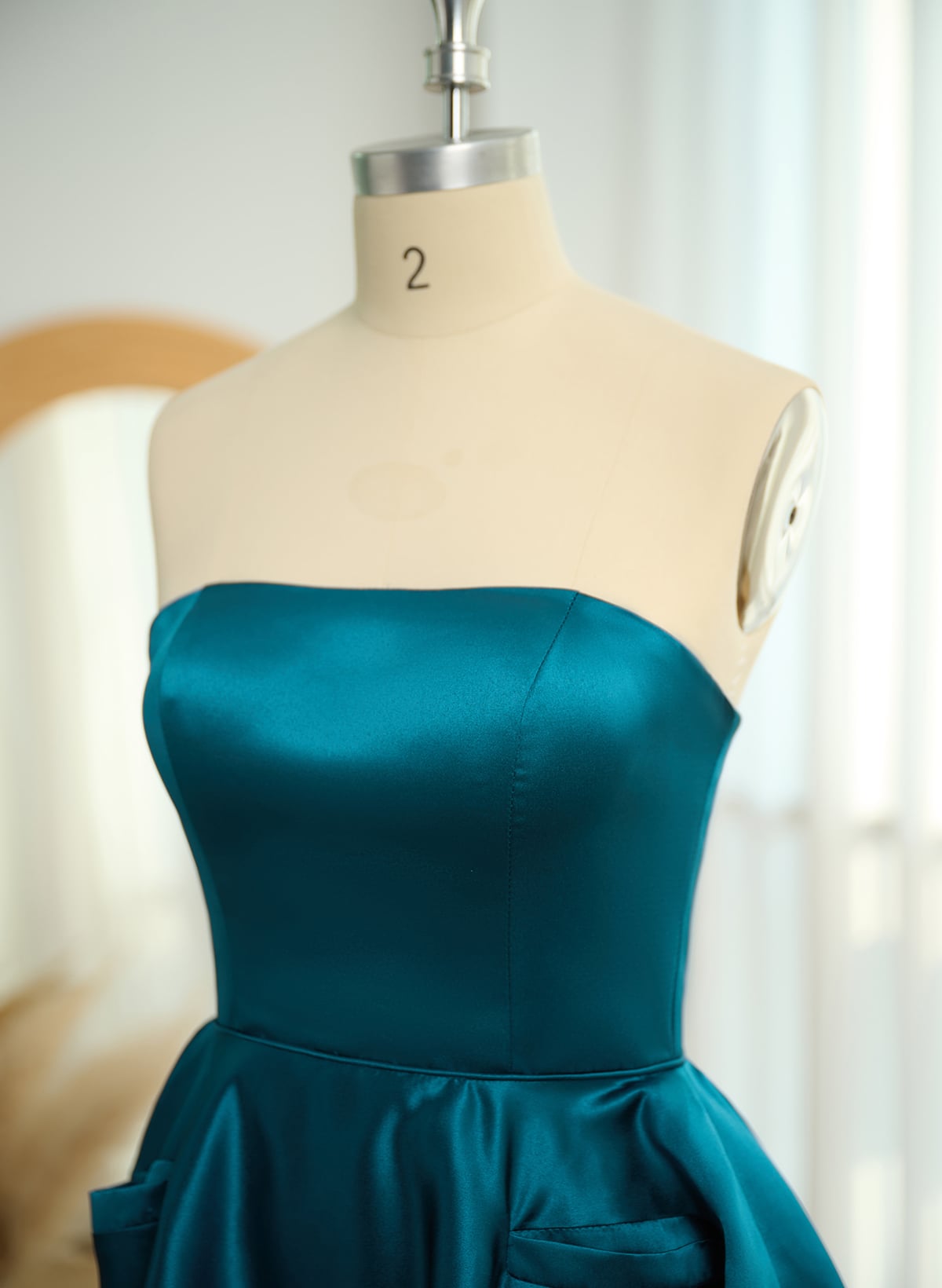 A-Line Strapless Sleeveless Short/Mini Satin Homecoming Dresses With Pockets