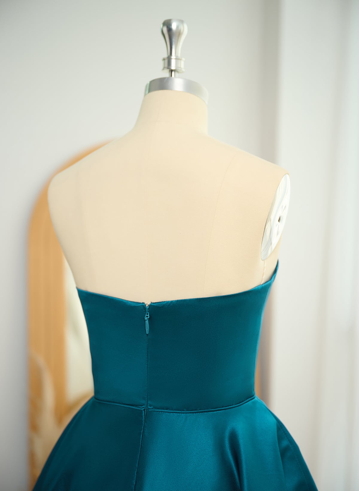 A-Line Strapless Sleeveless Short/Mini Satin Homecoming Dresses With Pockets