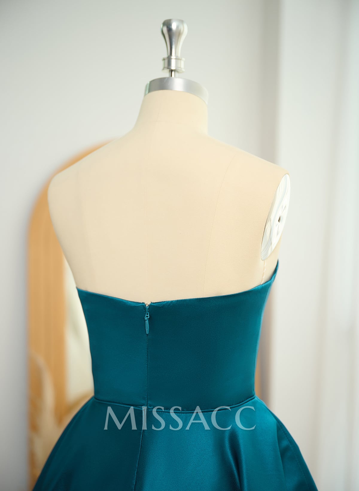 A-Line Strapless Sleeveless Short/Mini Satin Homecoming Dresses With Pockets