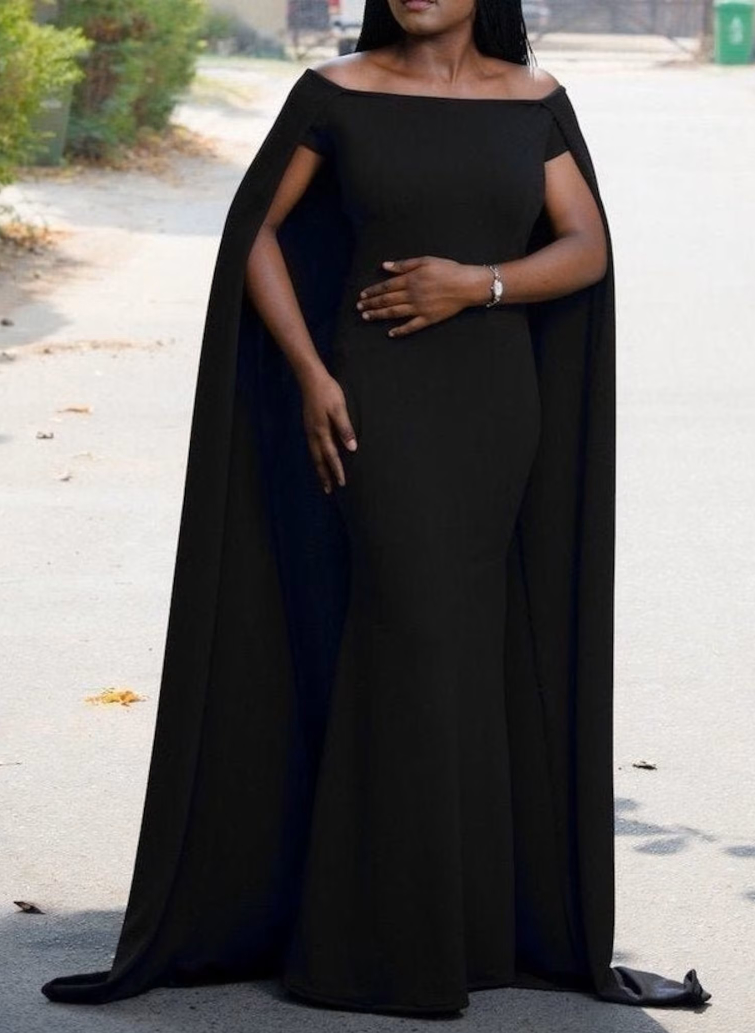 Robes De Mère De Mariée En Satin Élastique Noir À Épaules Dénudées Avec Cape