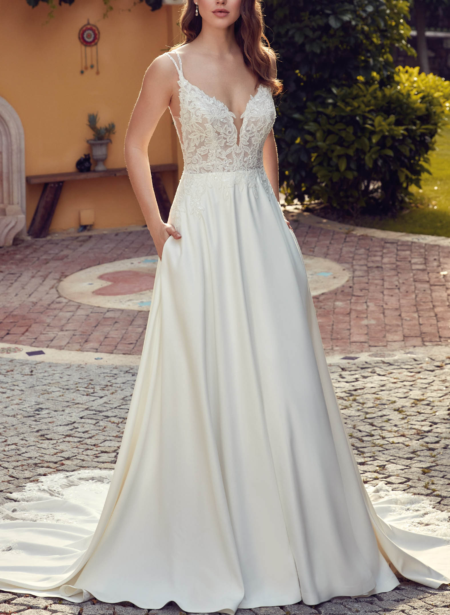 Lace Open Back A-Line Wedding Dresses With Pockets