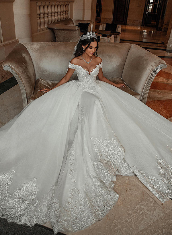 Off-The-Shoulder Sleeveless Wedding Dresses With Appliques Lace
