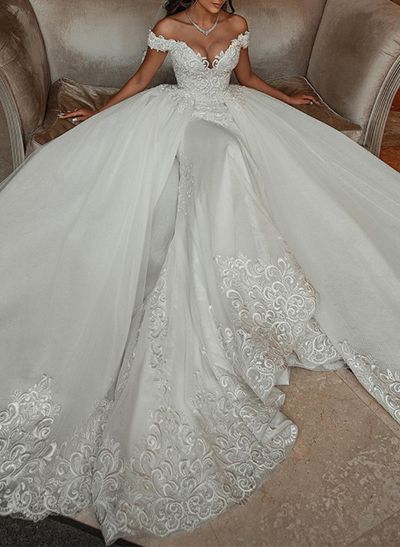 Off-The-Shoulder Sleeveless Wedding Dresses With Appliques Lace