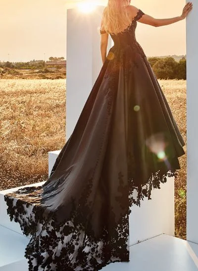 Ball-Gown Sweetheart Sleeveless Court Train Wedding Dresses With Lace