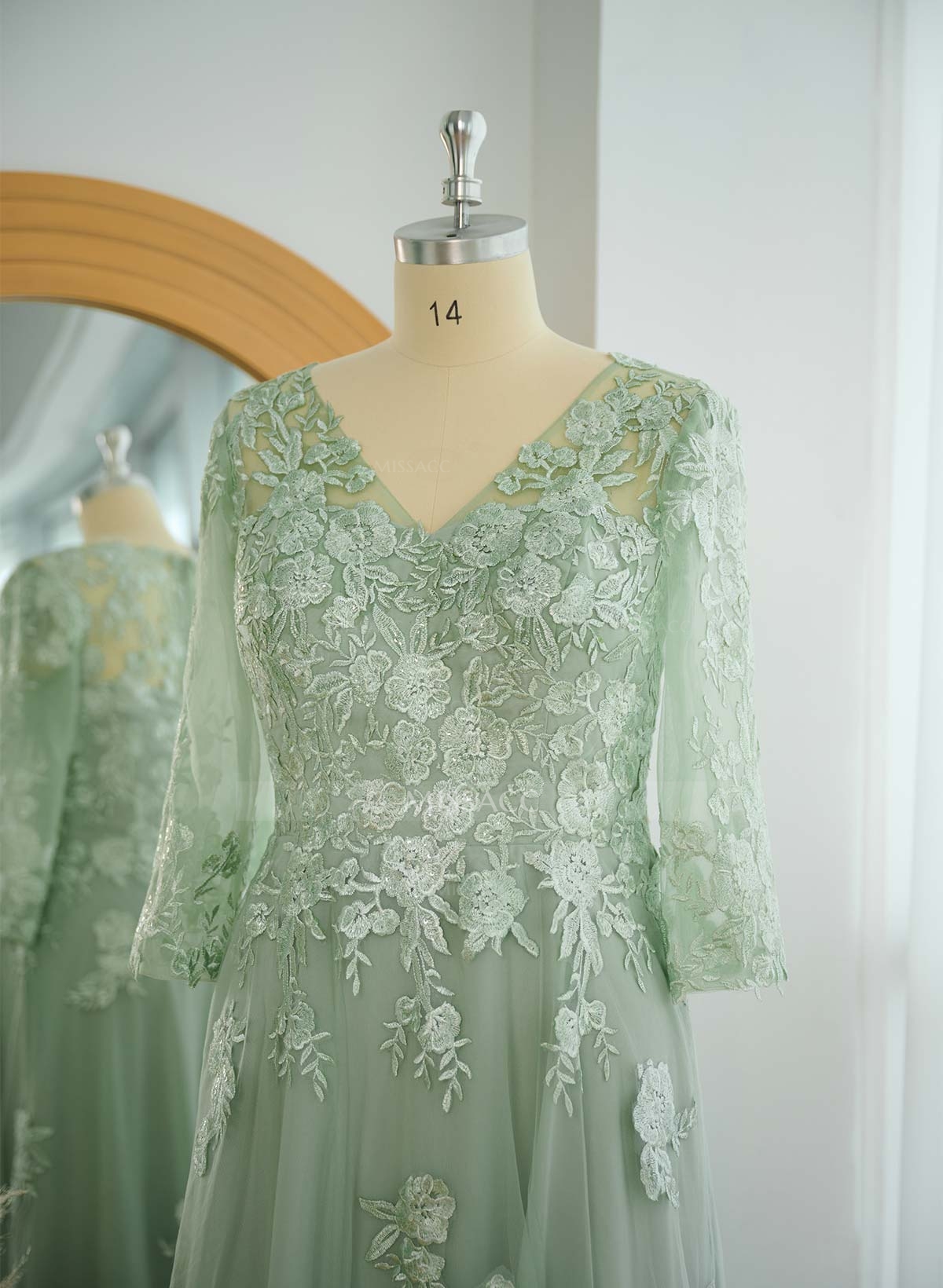 A-Line V-Neck 3/4 Sleeves Tulle Mother Of The Bride Dresses With Appliques Lace