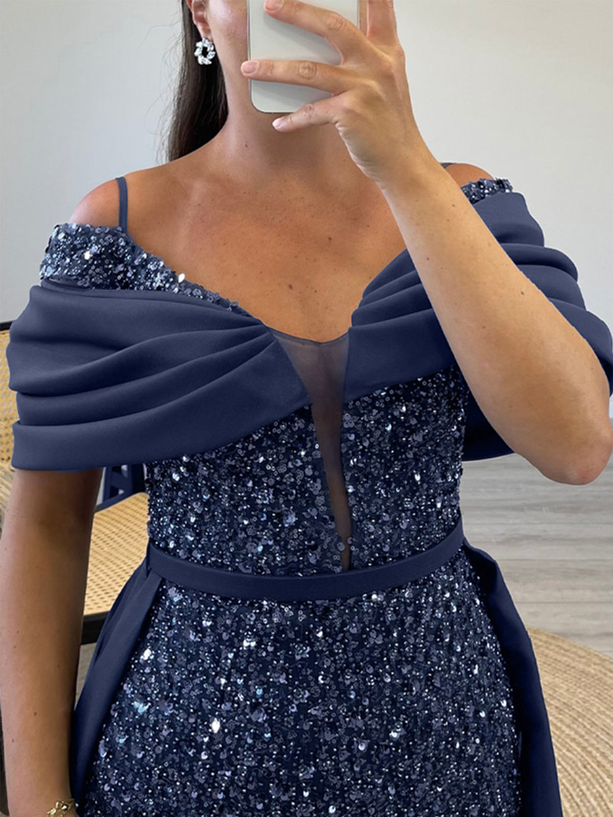 Sheath/Column Off-The-Shoulder Sleeveless Satin Evening Dresses With Sequins Sheath/Column Off-The-Shoulder Sleeveless Satin Evening Dresses With Sequins