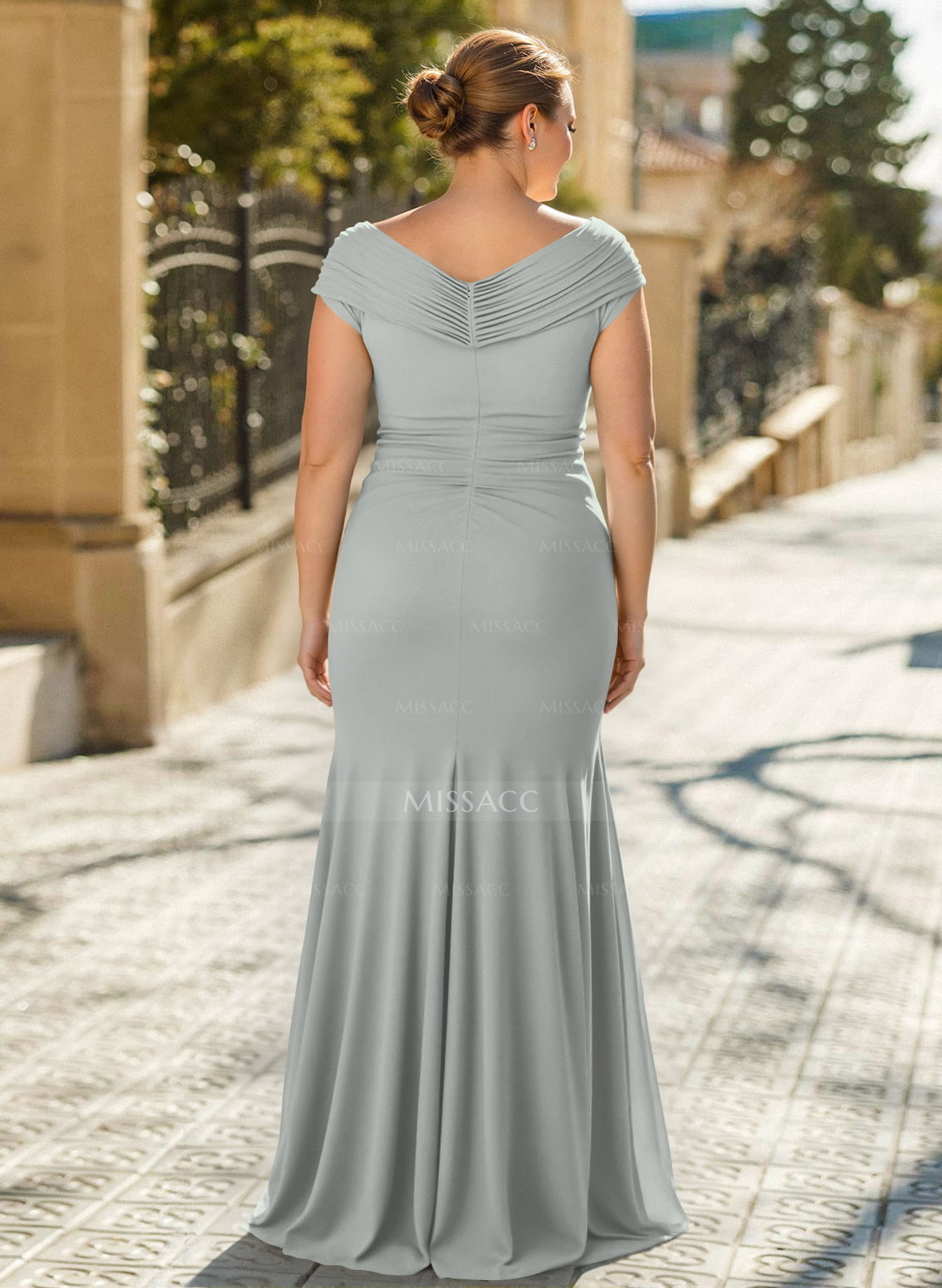 Modest Ruched V-Neck Chiffon Mother Of The Bride Dresses With Ruffle